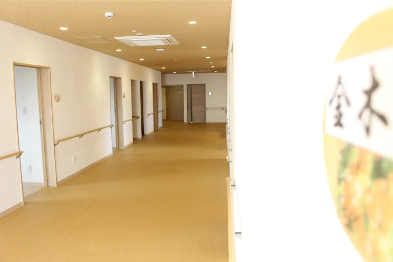 広々としてゆったり開放的な館内廊下