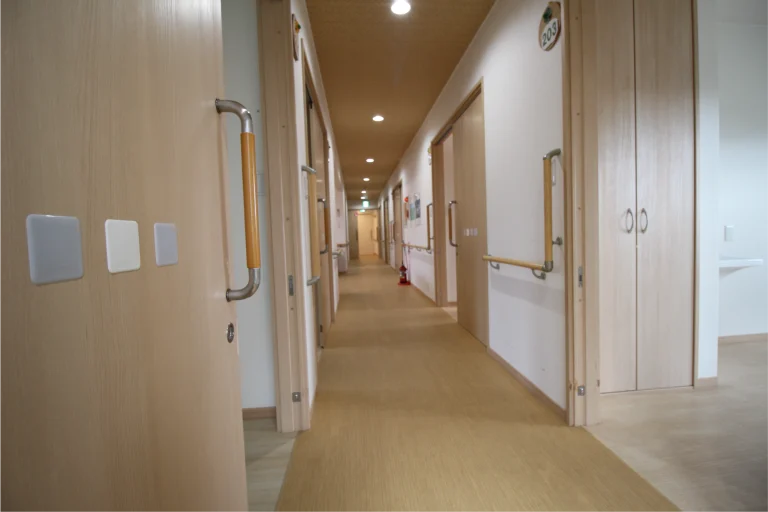 落ち着きのある館内廊下